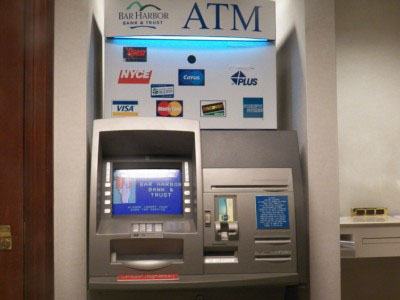 Tips aman menggunakan ATM - VistaBunda.Com